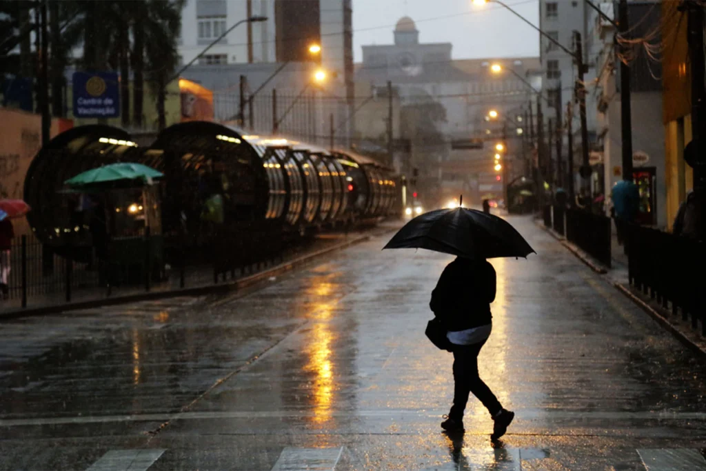 Construção civil e mudanças climáticas em edifício sob chuva intensa